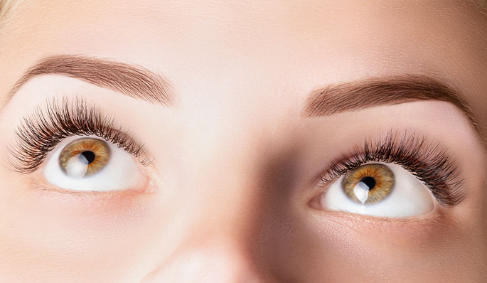 A woman with big, beautiful eyes and long, curled lashes after eyelash tinting